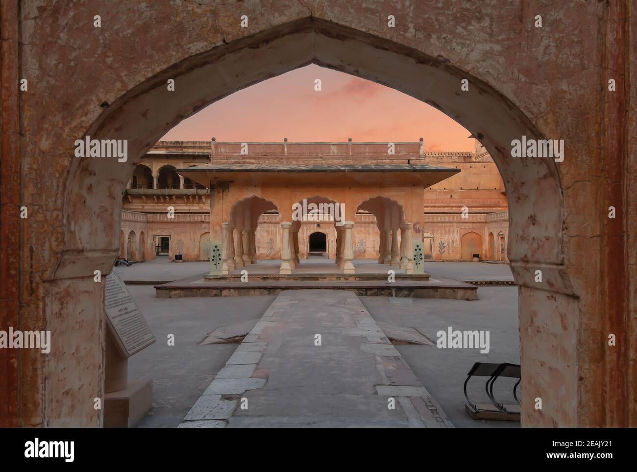 Horizontale Ansicht EINES Säulenbaradari Pavalion klickte unter dem Bogen, mit in man Singh Palace Square Stockfoto