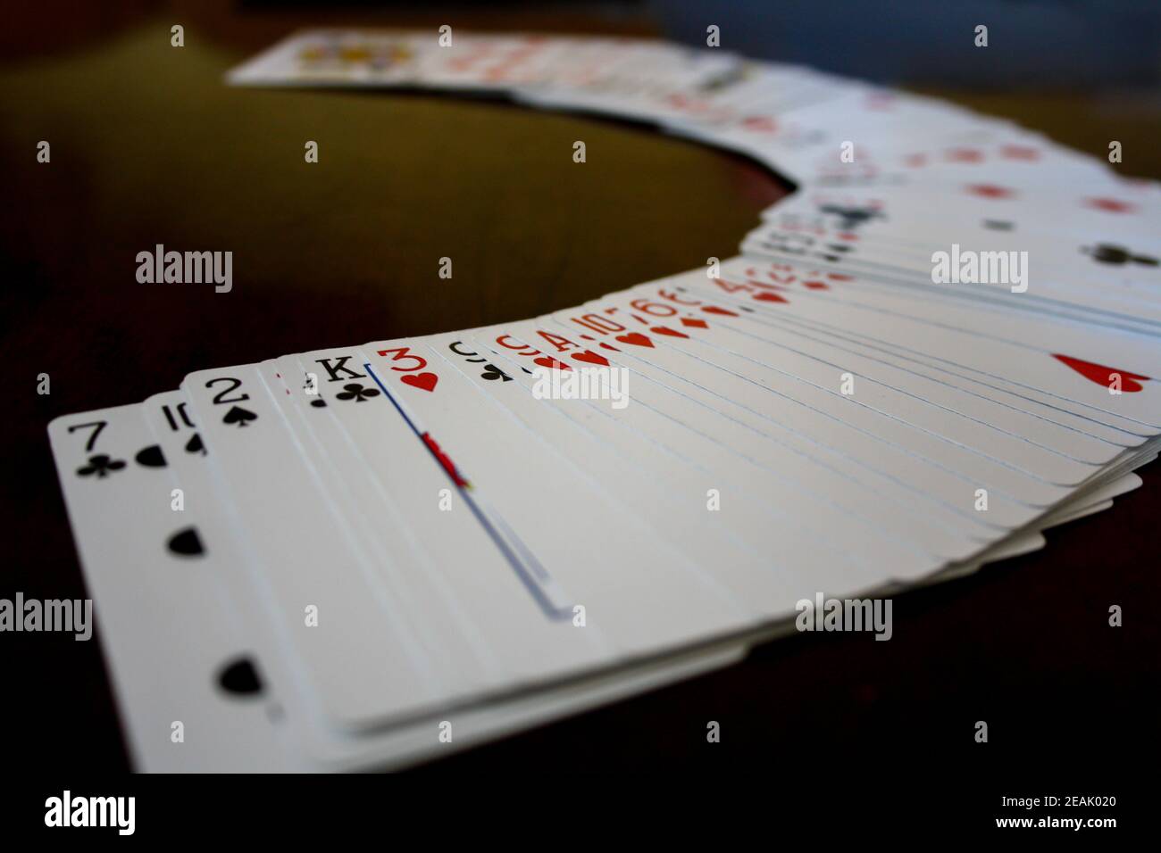Spielkarten ordnen sich in einem Halbkreis an Stockfoto
