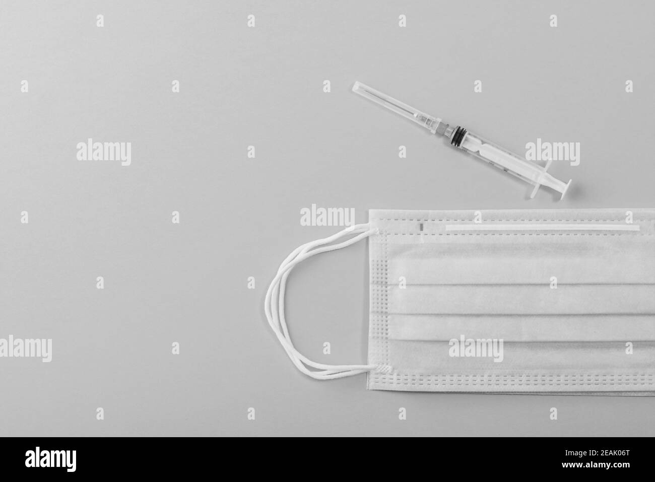 Medizinische Maske chirurgische Schutzvirus, Grippe, Krankheit, Pillen und Spritze. Isoliert auf einem rosa Hintergrund. Stockfoto