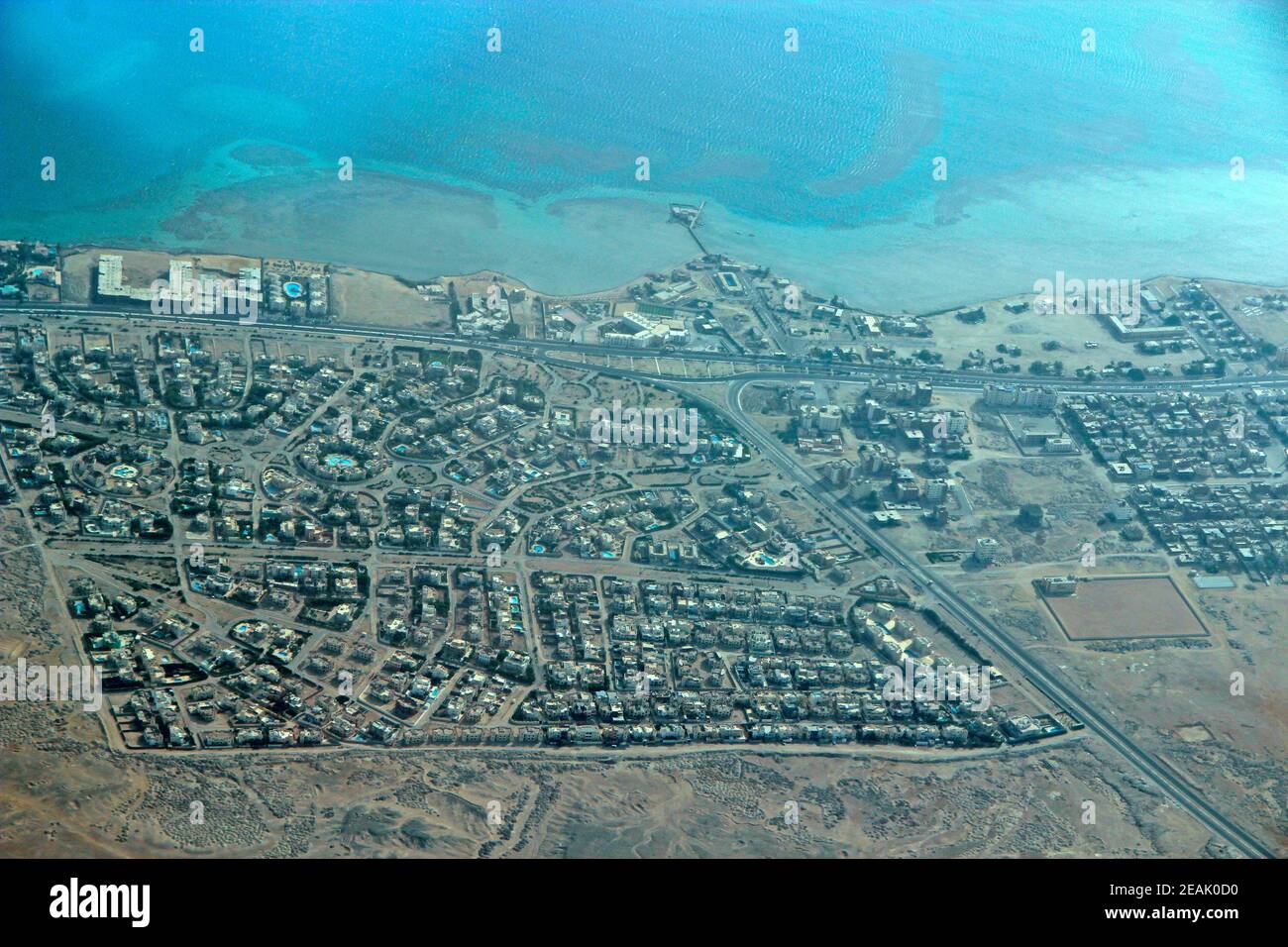 Luftaufnahme der Stadt mit Häusern, Gebäuden, am Meer in Ägypten. Fliegen über Land Stockfoto