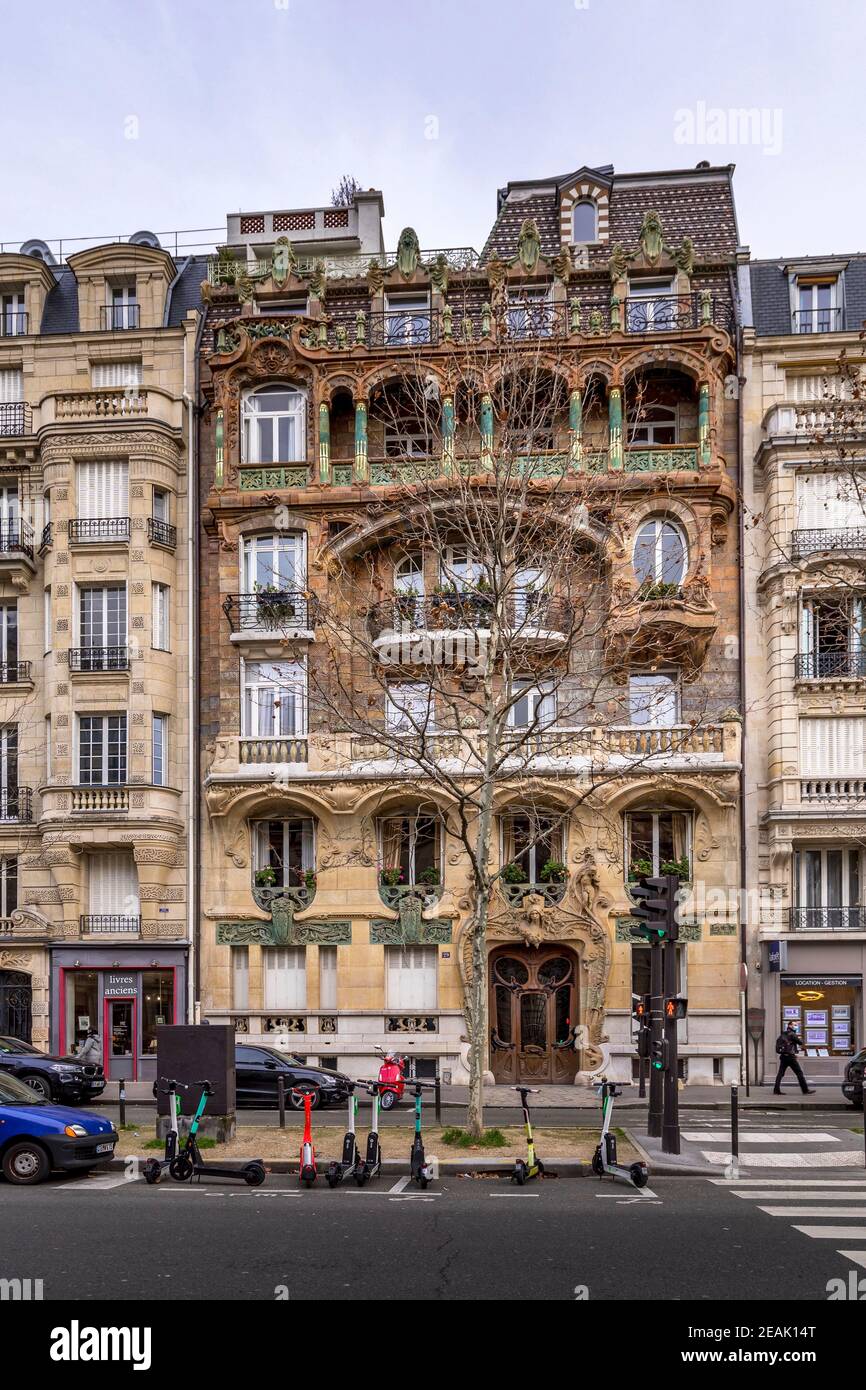 Paris, Frankreich - 20. Januar 2021: Haus Nummer 29 auf dem Boulevard Rapp ist eines der besten Beispiele für den Stil "Jugendstil" in Paris, seine Oberfläche ist Stockfoto