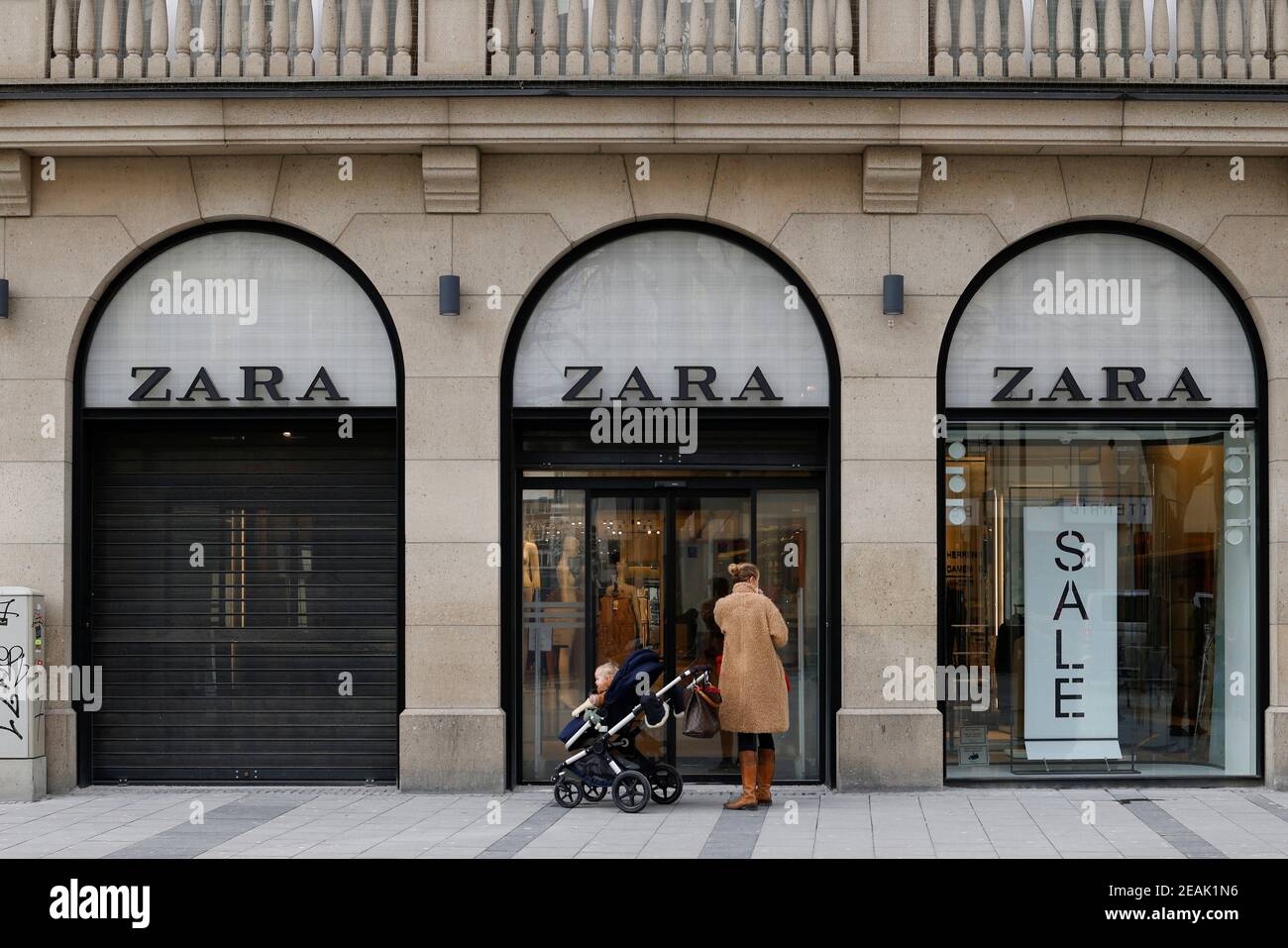 Der Laden „Zara“ ist wegen der Coronavirus-Pandemie (COVID-19) in München,  Deutschland, am 5. Februar 2021 geschlossen. Bild aufgenommen am 5. Februar  2021. REUTERS/Michaela Rehle Stockfotografie - Alamy