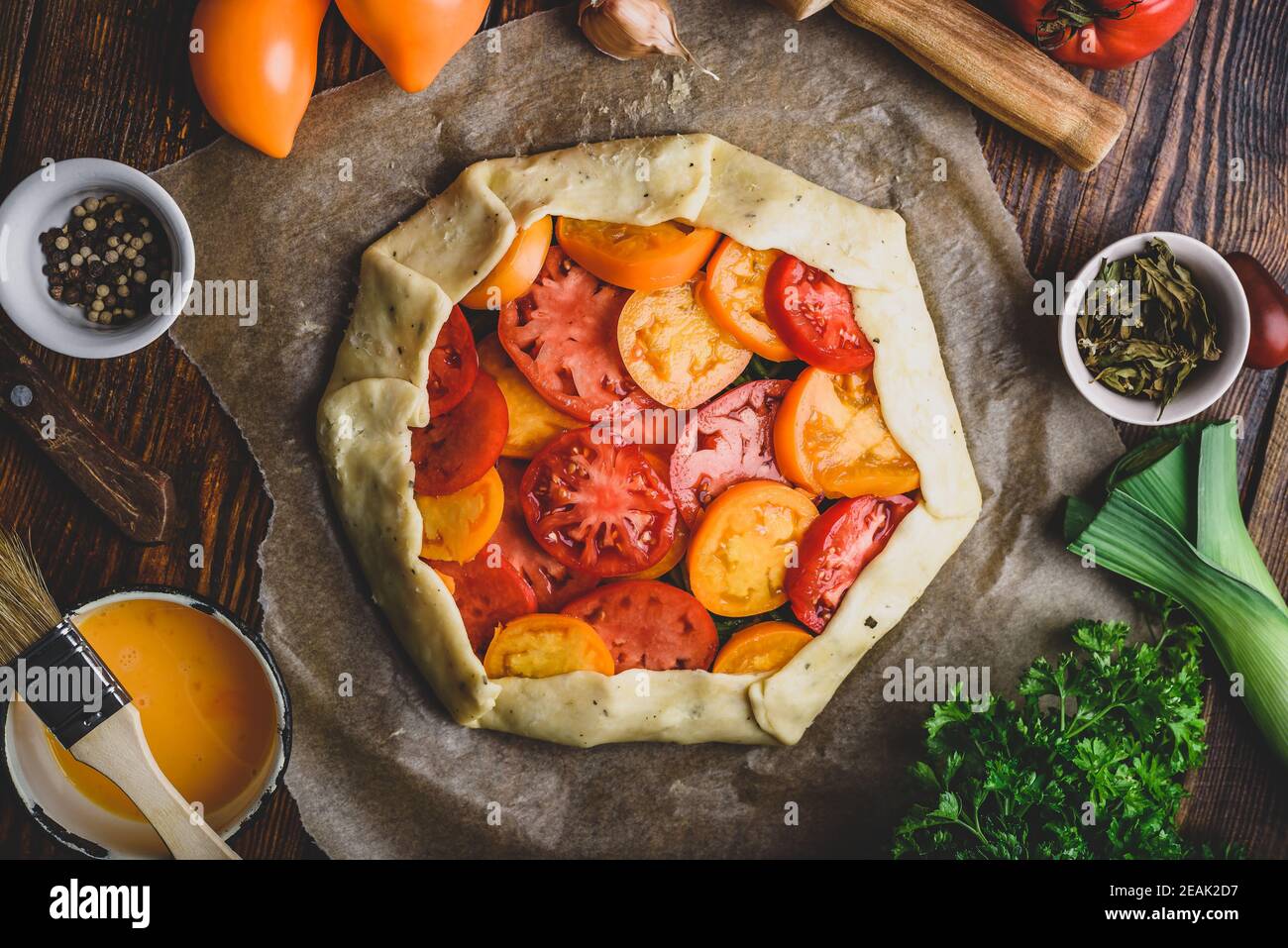 Ungekochte Tomatengalette auf Backpapier Stockfoto