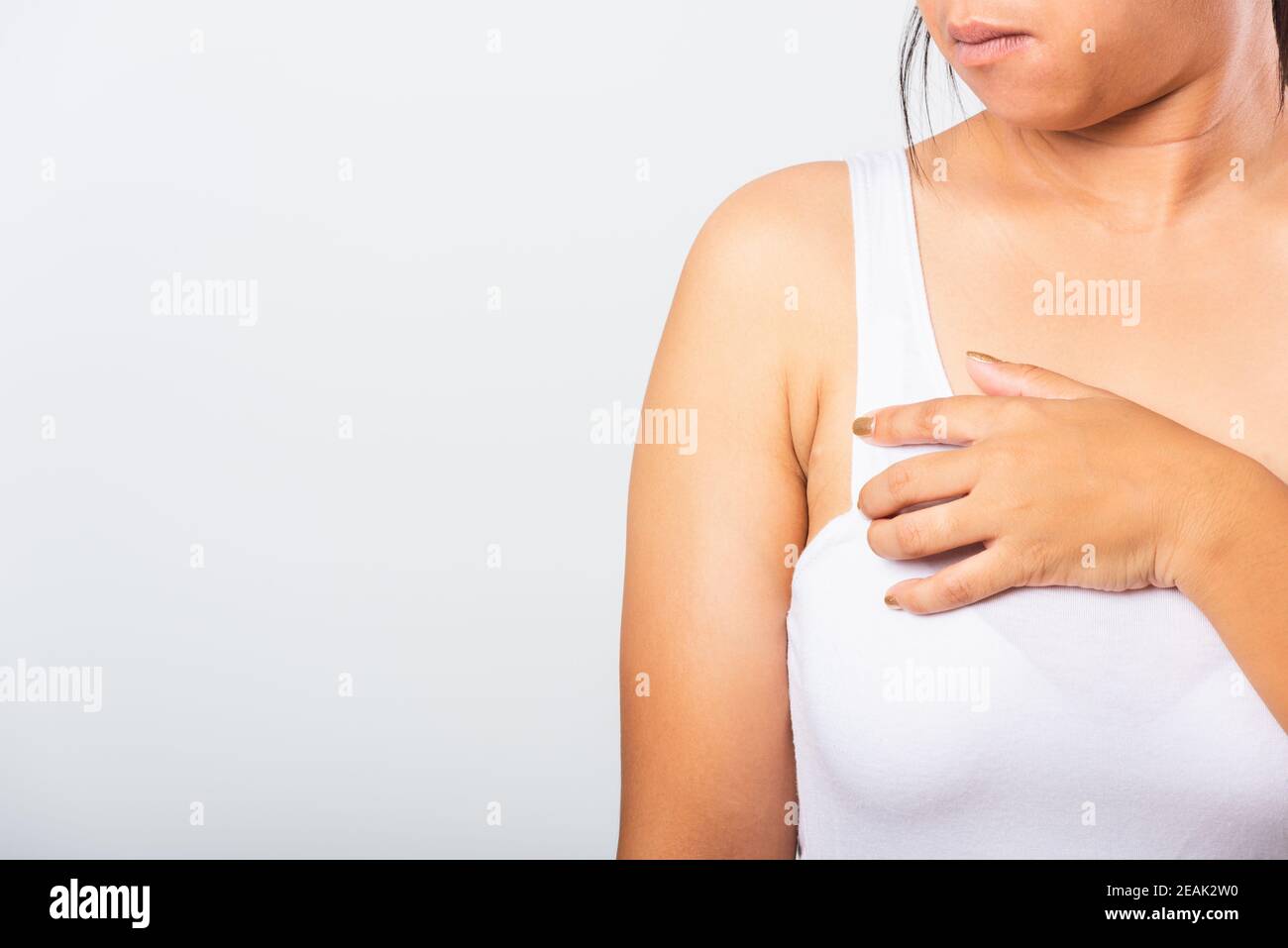 Frau zeigt ihre Haut Achselhöhle sie Problem Achselhöhle Fett Achselhöhle Faltige Haut Stockfoto