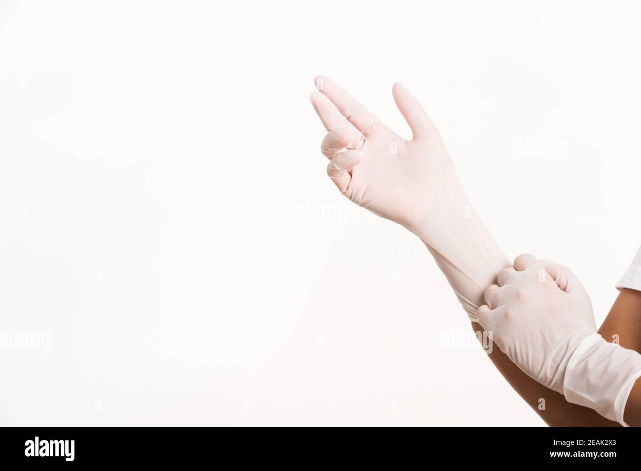 Frau trägt Hand zu blauen Gummi medizinischen Handschuh Stockfoto