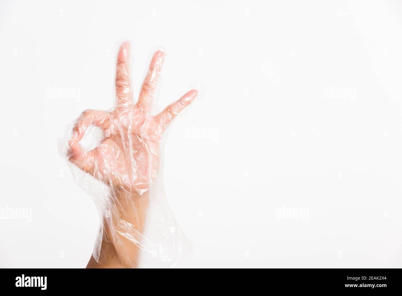 Hand tragen Einweg-Kunststoff-Handschuh mit OK Geste Stockfoto
