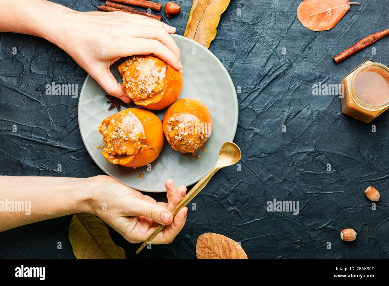 Gebackene Kaki mit Karamell Stockfoto