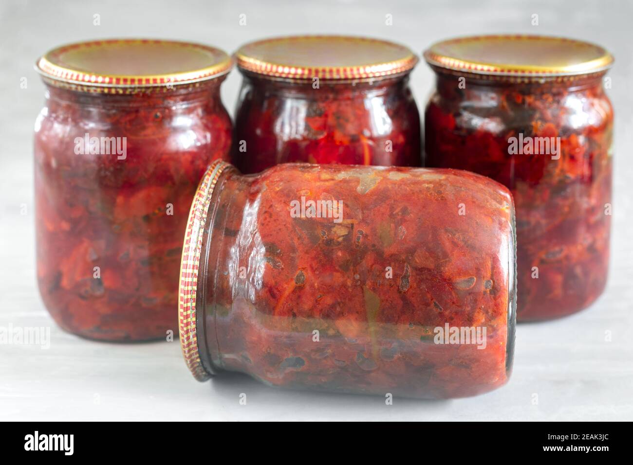 Hauskonservenieren: Rote Beete aus der Dose mit Gemüse für Borscht. Stockfoto