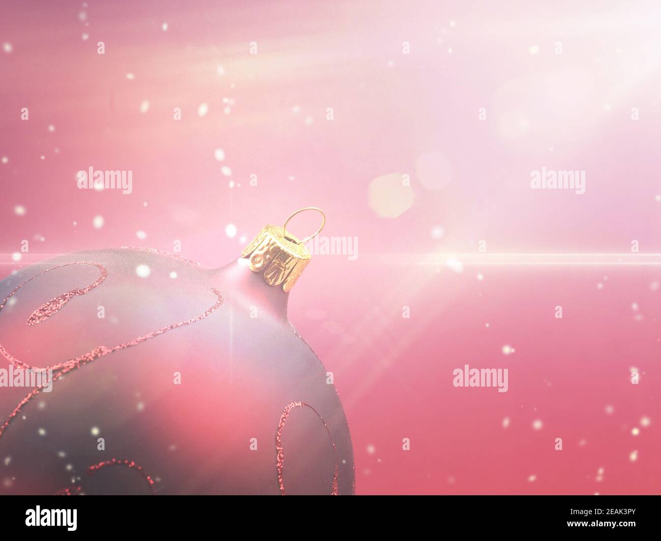 Rote Weihnachtskugel auf rotem Hintergrund mit Bokeh-Effekten Stockfoto