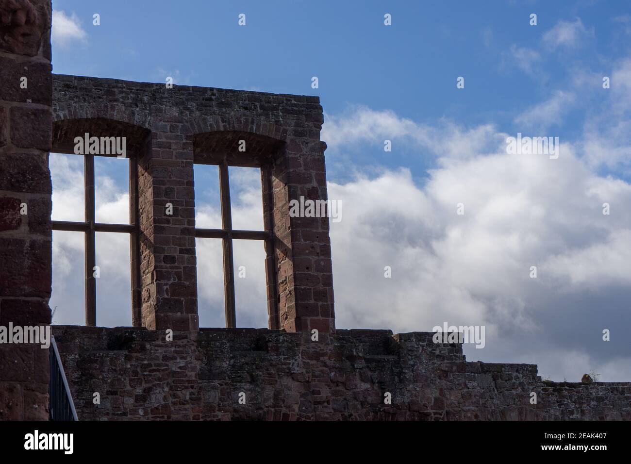 Blick auf die Burgruine im deutschen Dorf Nideggen Stockfoto