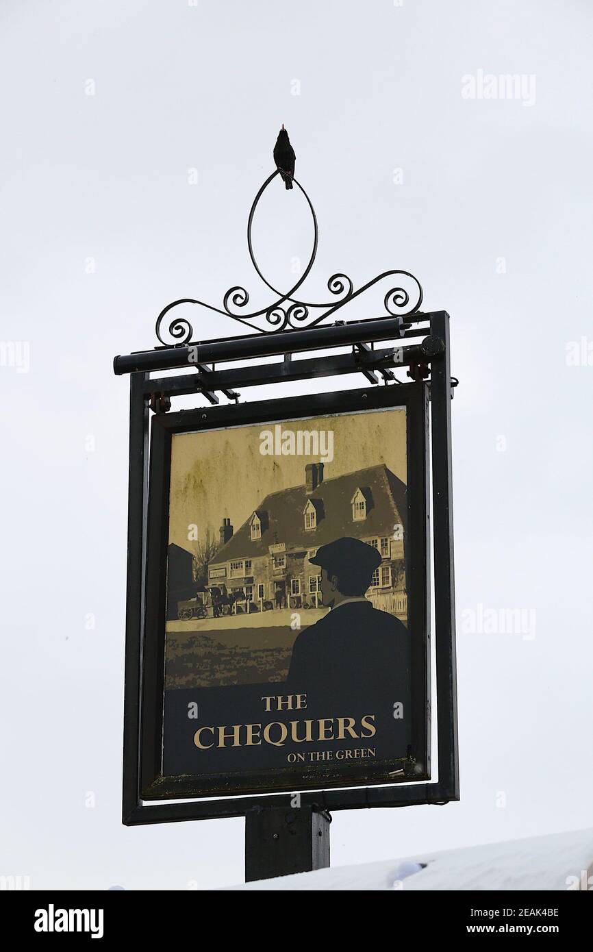 Ashford, Kent, Großbritannien. 10. Februar 2021. Aufgrund der Pandemie musste das Chequers on the Green Pub an der Ashford Rd A28 in High Halden schließen und hat eine neuartige Möglichkeit entwickelt, Passanten mit Schnee zu amüsieren, der von Storm Darcy kommt. Eine Familie von Schneefiguren sitzt draußen, trinkt und isst. Foto-Kredit: Paul Lawrenson/Alamy Live Nachrichten Stockfoto