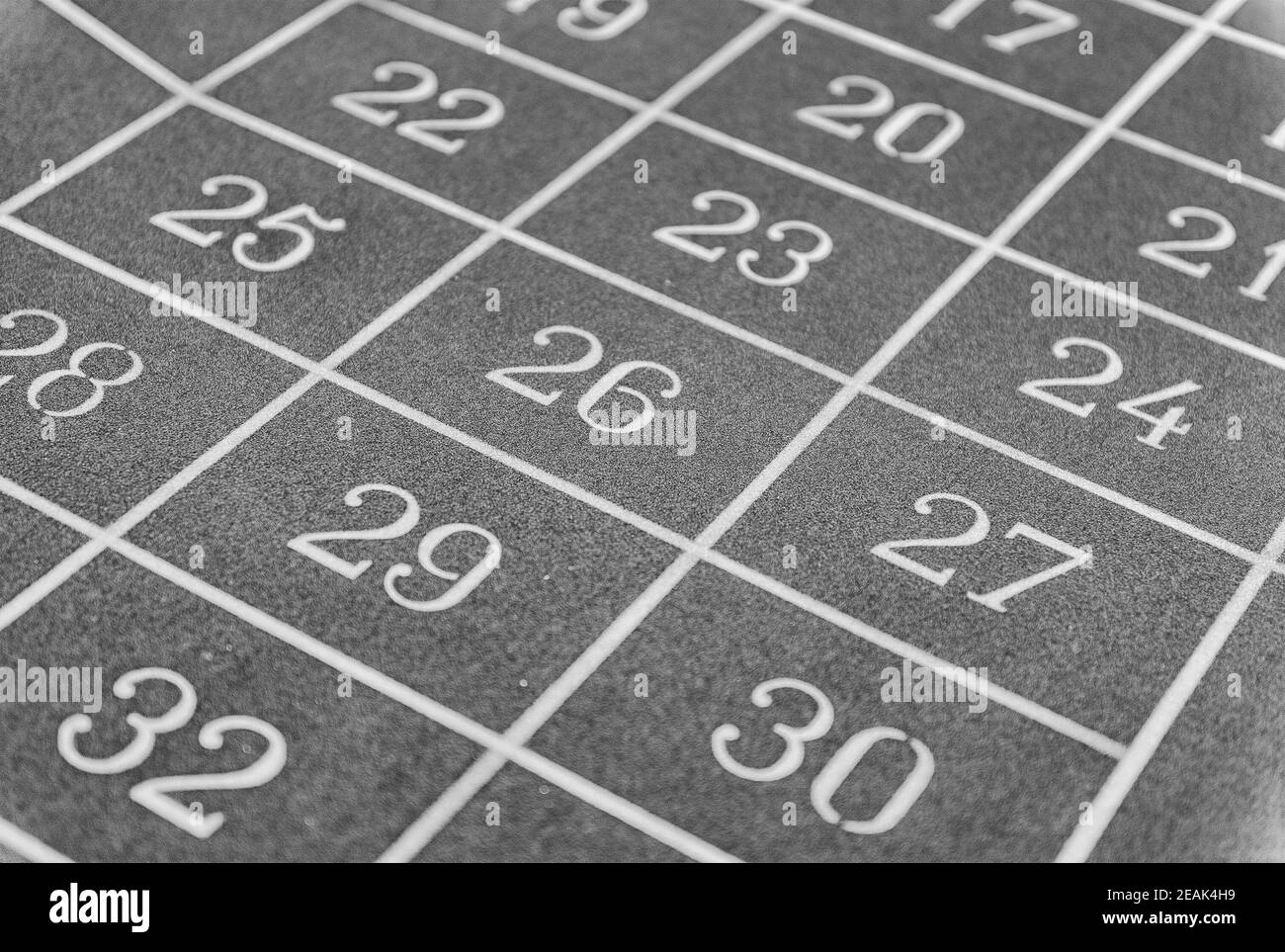 Klassischer Roulette-Tisch mit selektivem Fokus für Bokeh-Effekt Stockfoto