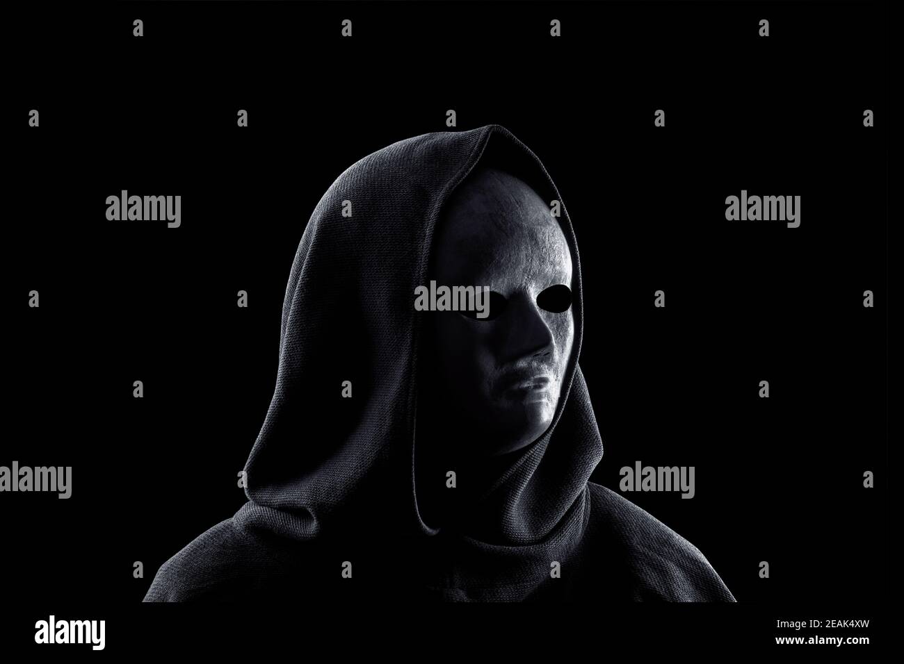 Porträt einer gruseligen Figur im Kapuzenmantel isoliert auf Schwarz Stockfoto