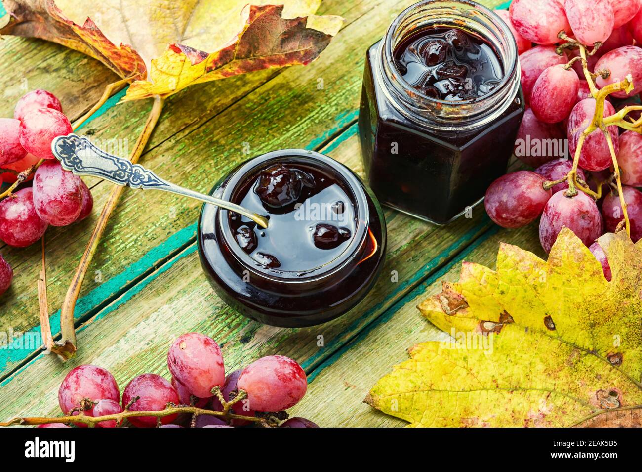 Glas mit Weinkonfitüre. Stockfoto