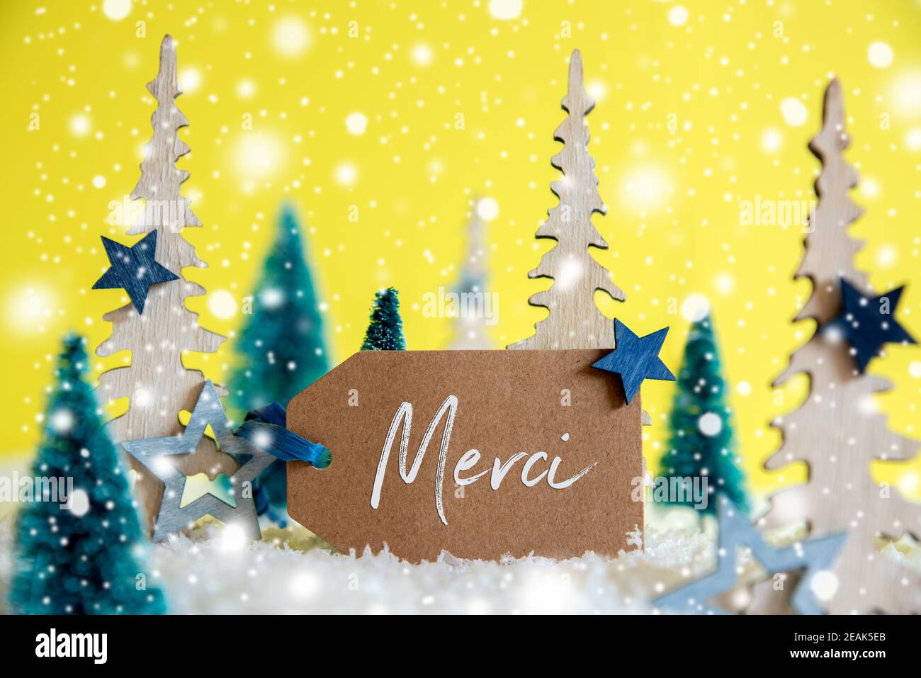 Weihnachtsbäume, Schneeflocken, Gelber Hintergrund, Label, Merci Bedeutet Danke Stockfoto