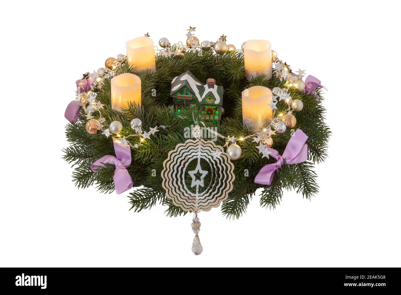 Weihnachtskränze. Nahaufnahme eines schönen bunten weihnachtskranzes mit Kerzen und Dekorationselementen und verschiedenen Lichtern isoliert auf weißem Hintergrund. Stockfoto