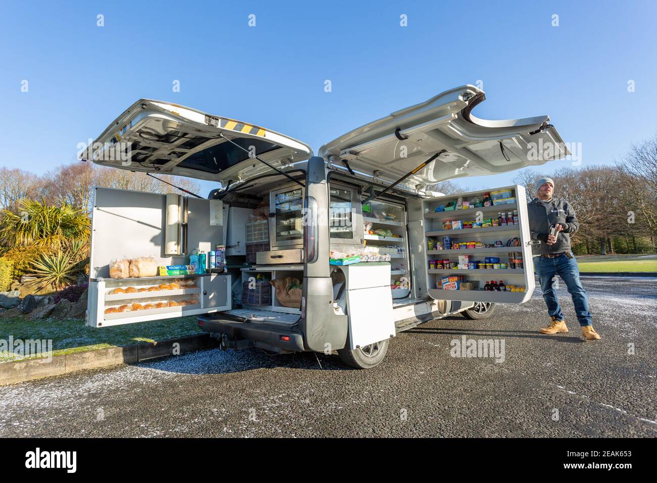 Bewdley, Worcs, Großbritannien. 10th. Februar 2021. Das großherzige Paar Louise und Richard Woolgar, 38 und 40, haben sich von den Zöllnern in die Bereitstellung eines dringend benötigten mobilen Lebensmittelservices in Bewdley, Worcs, verzweigt. Das Unternehmerpaar entschied sich, den speziell angepassten Van vor 3 Wochen zu kaufen, nachdem sie ihre Kneipe The Buttonoak Inn schließen wegen Absperrung, und jetzt Truck Shop haben eine etablierte Runde Bereitstellung von Bestimmungen für isolierte Menschen rund um ländlichen Norden Worcestershire.Peter Lopeman / Alamy Live News Stockfoto