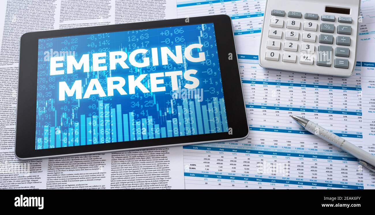 Ein Tablet mit Finanzdokumenten - Emerging Markets Stockfoto