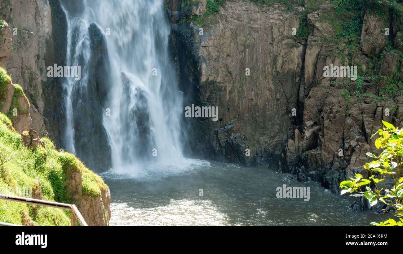 Bild des Wasserfalls aus der Mitte des Waldes im Khao Yai Nationalpark, Thailand, ein Weltkulturerbe Stockfoto