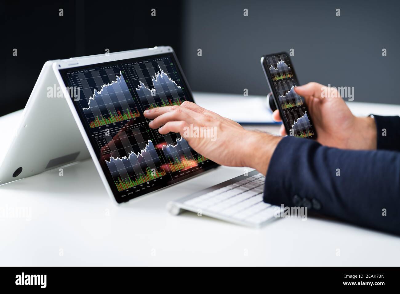 Börsen-Business-Analyst Mit Computer Stockfoto