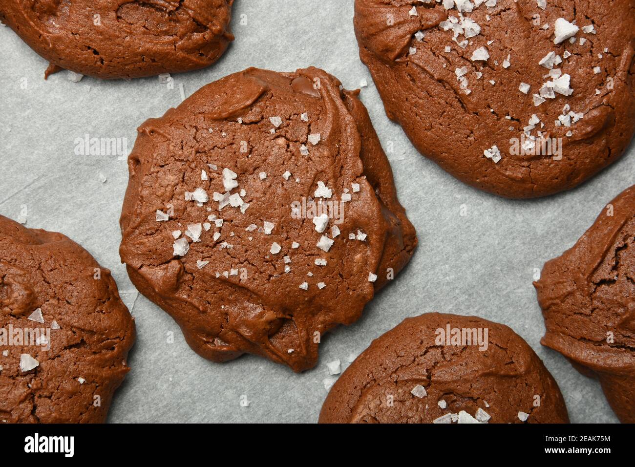 Brownie Schokoladenkekse auf Backpapier Stockfoto