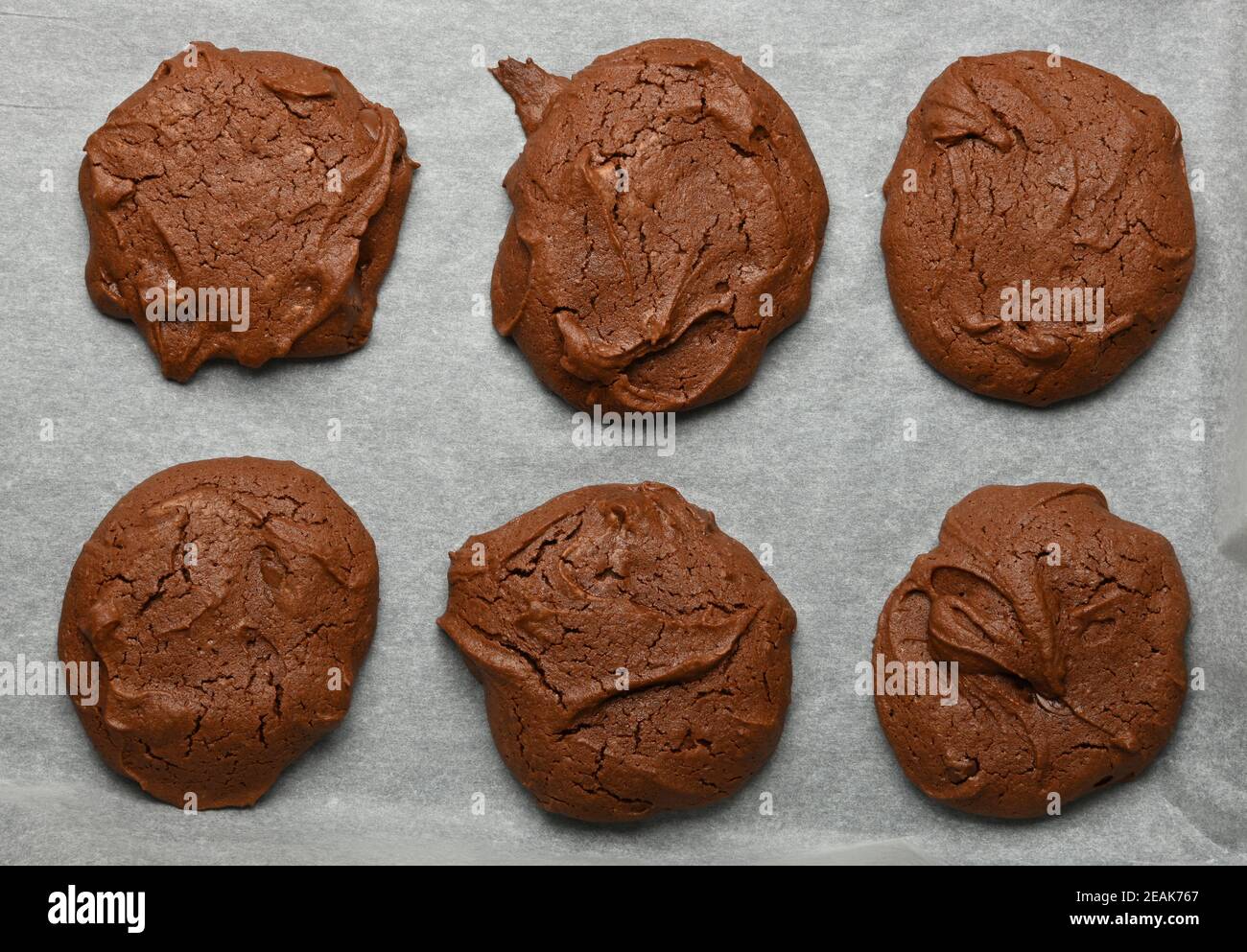 Brownie Schokoladenkekse auf Backpapier Stockfoto