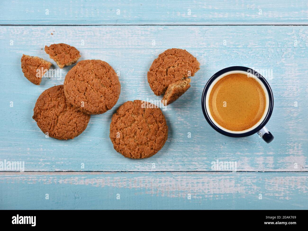 Haferflocken Kekse und Pannikin Kaffee auf dem blauen Tisch Stockfoto