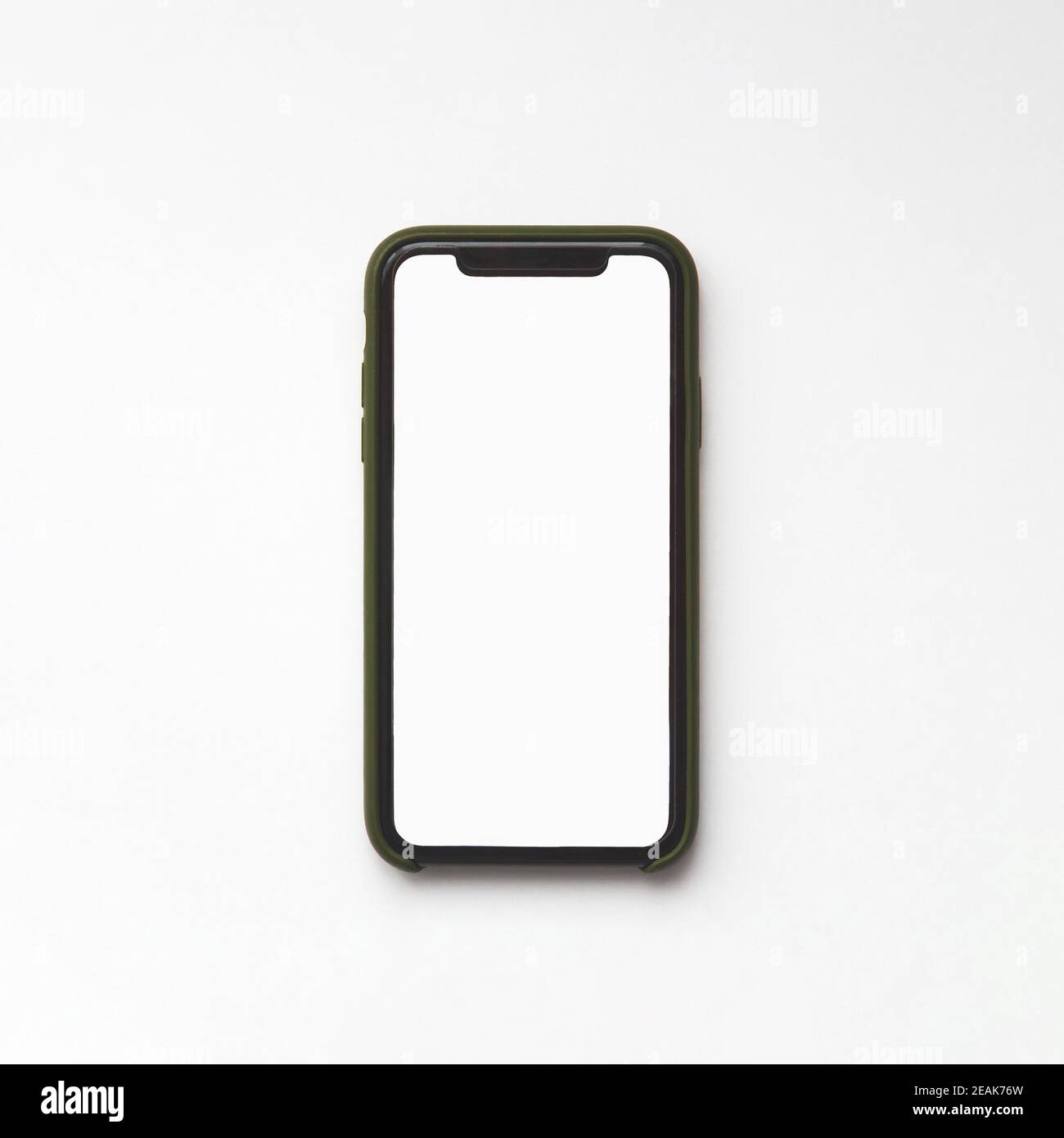 Minsk, Weißrussland - 02. November 2020: IPhone 11 mit leerem weißen Bildschirm in grüner Schutzhülle auf weißem Hintergrund, Draufsicht Stockfoto