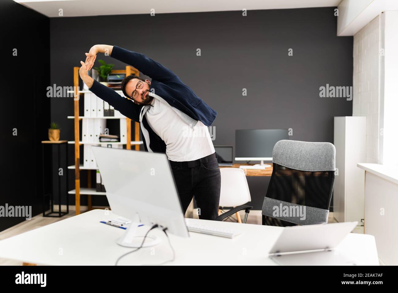 Übung Stretch Stehen In Der Nähe Des Büroschreibens Stockfoto