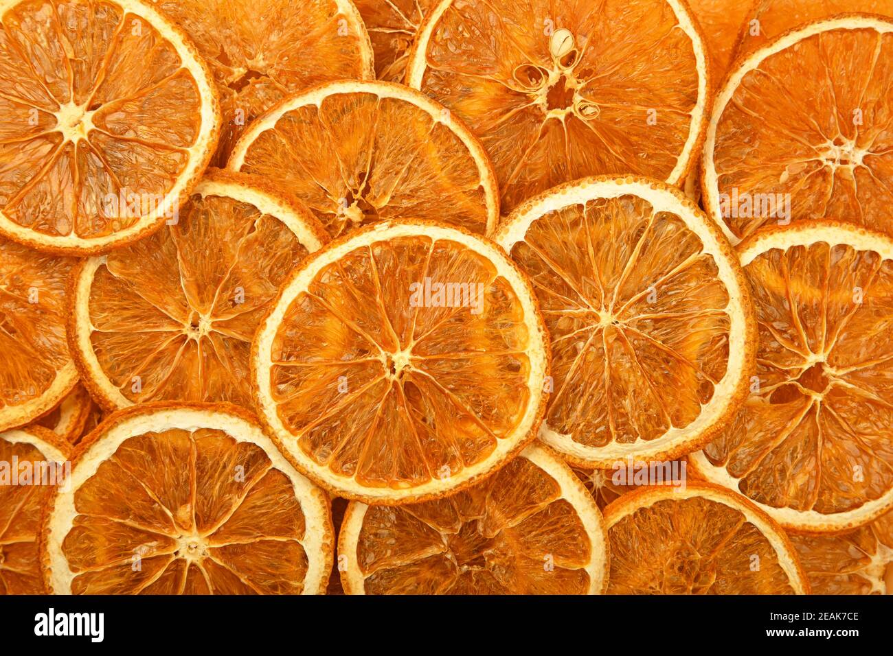 Nahaufnahme getrockneter Orangenchips auf dem Verkaufsdisplay Stockfoto