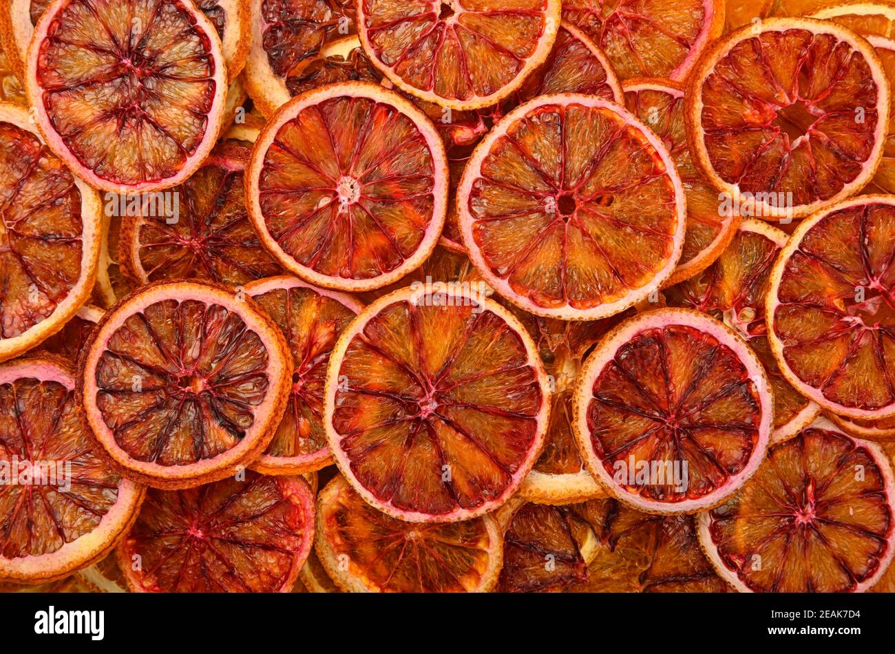 Nahaufnahme getrockneter roter orangefarbener Chips auf dem Verkaufsdisplay Stockfoto