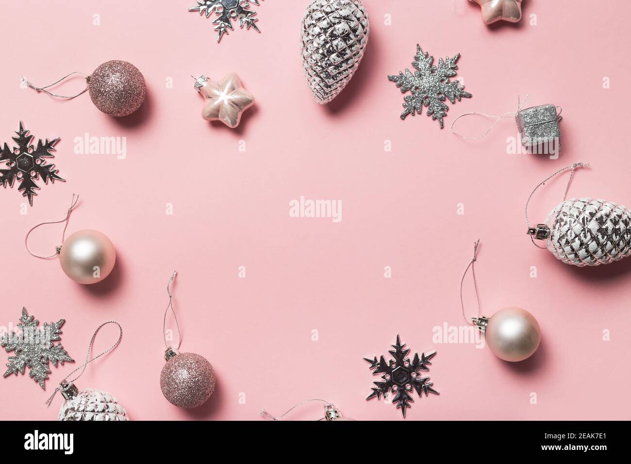 Weihnachtskarte. Geschenkboxen und Weihnachtsdekorationen Layout auf rosa Hintergrund, Draufsicht. Flach liegend Stockfoto