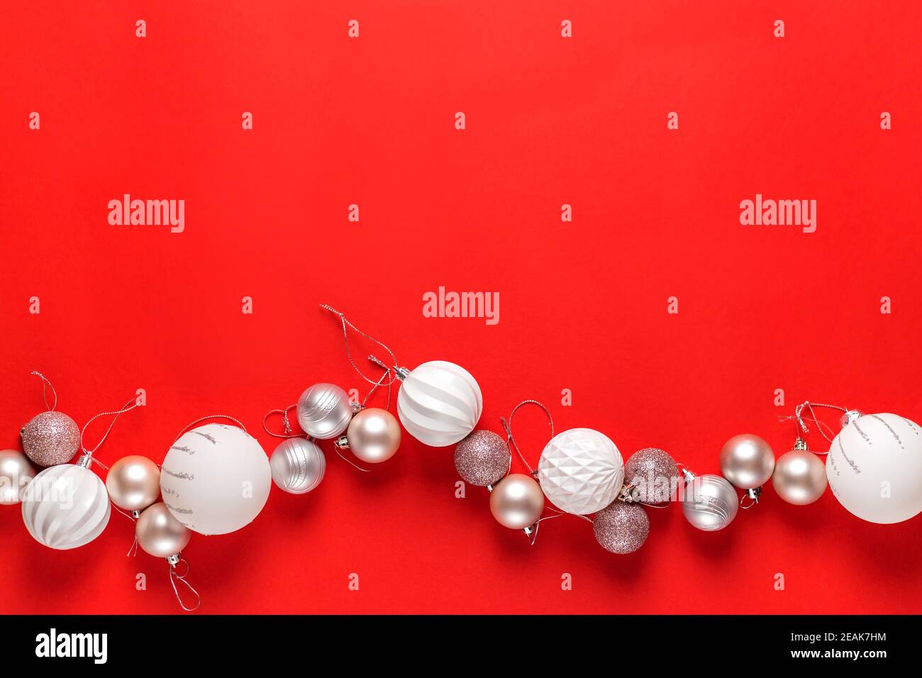 Weiße weihnachtskugeln Dekoration auf rotem Hintergrund. Flach liegend. Urlaubskonzept. Stockfoto