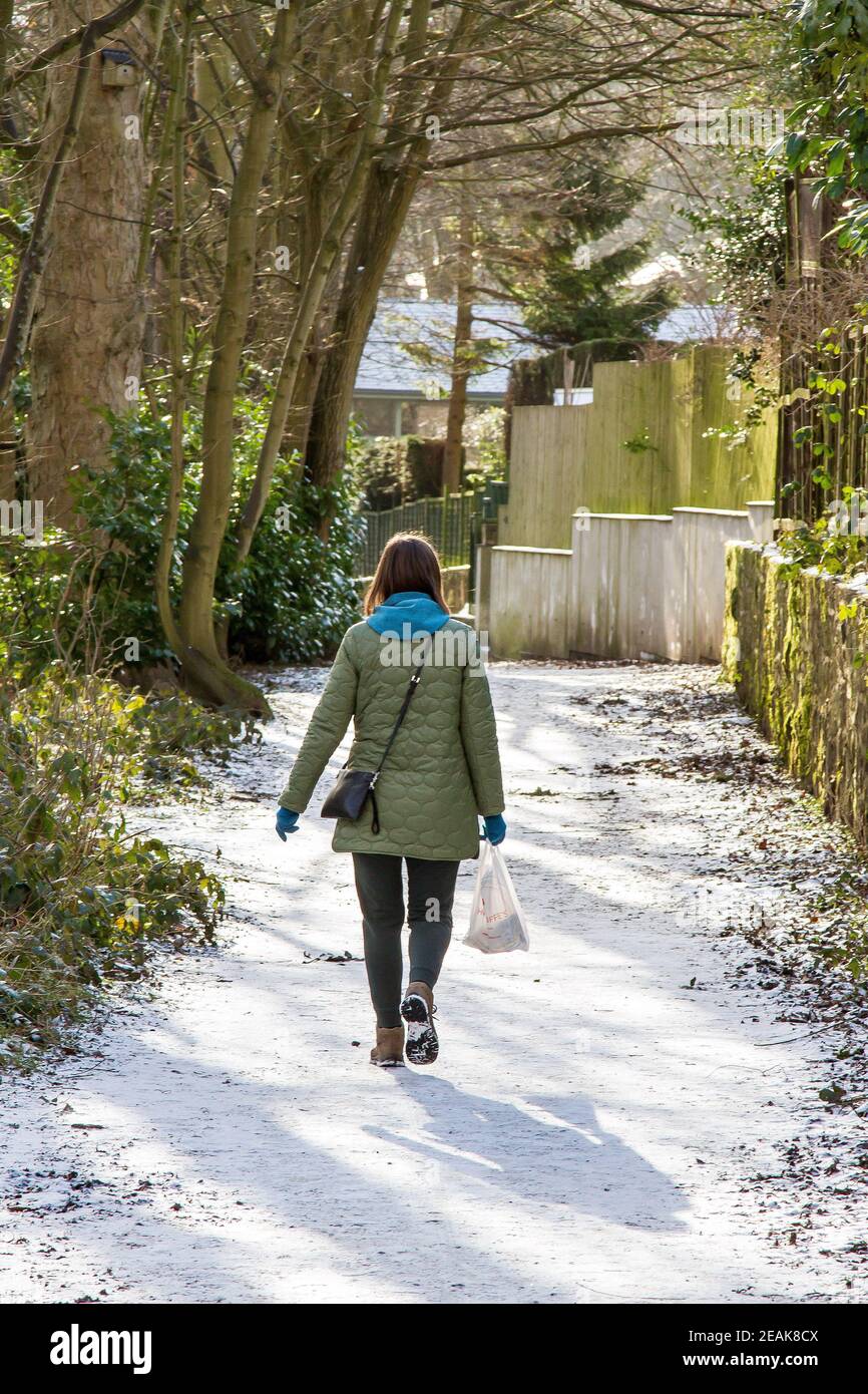 Honley, Holmfirth, Yorkshire, Großbritannien, 10. Februar 2021. Ein Wanderer trotzt den kalten Temperaturen in Honley, Holmfirth. Richard Asquith/Alamy Live News Stockfoto