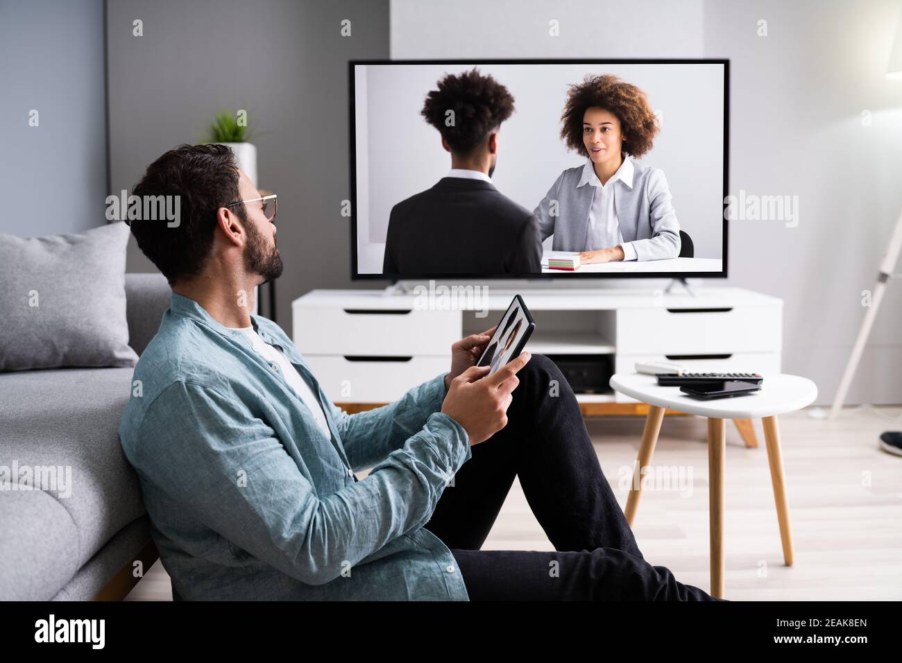 Streaming von Filmmedien vom Tablet zum Fernseher Stockfoto