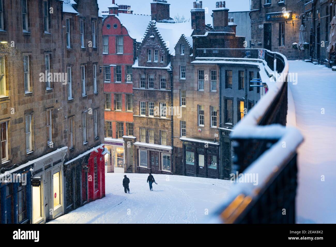 Edinburgh, Schottland, Großbritannien. Februar 2021, 10. Große Frost in Großbritannien mit schweren Nacht-und Morgenschnee in der Stadt weiter. Bild; verschneite Victoria Street am frühen Morgen. Iain Masterton/Alamy Live Nachrichten Stockfoto