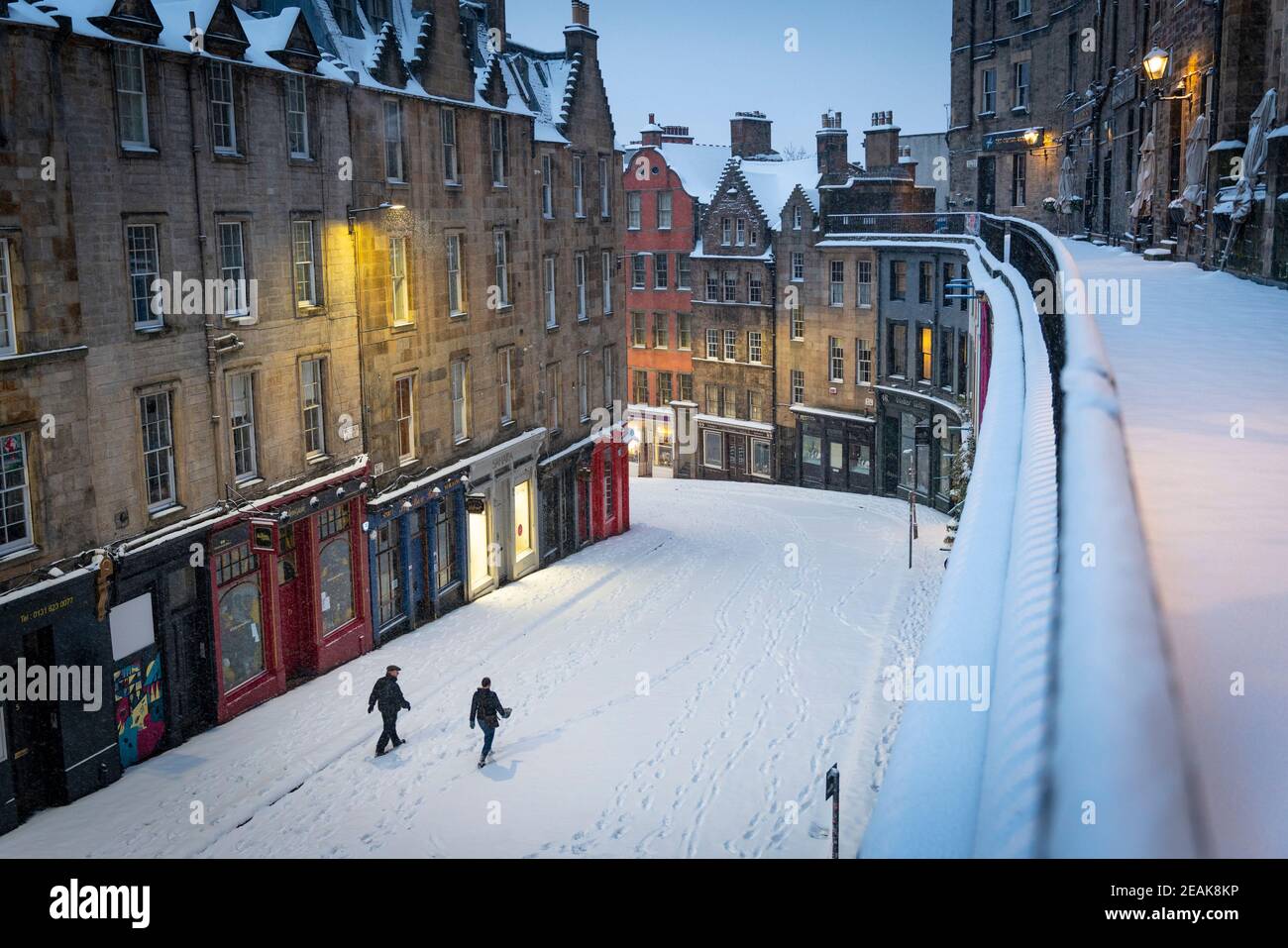 Edinburgh, Schottland, Großbritannien. Februar 2021, 10. Große Frost in Großbritannien mit schweren Nacht-und Morgenschnee in der Stadt weiter. Bild; verschneite Victoria Street am frühen Morgen. Iain Masterton/Alamy Live Nachrichten Stockfoto