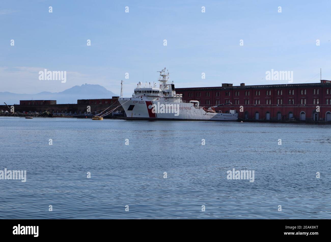 Napoli - Guardia Costiera al Molo Beverello Stockfoto