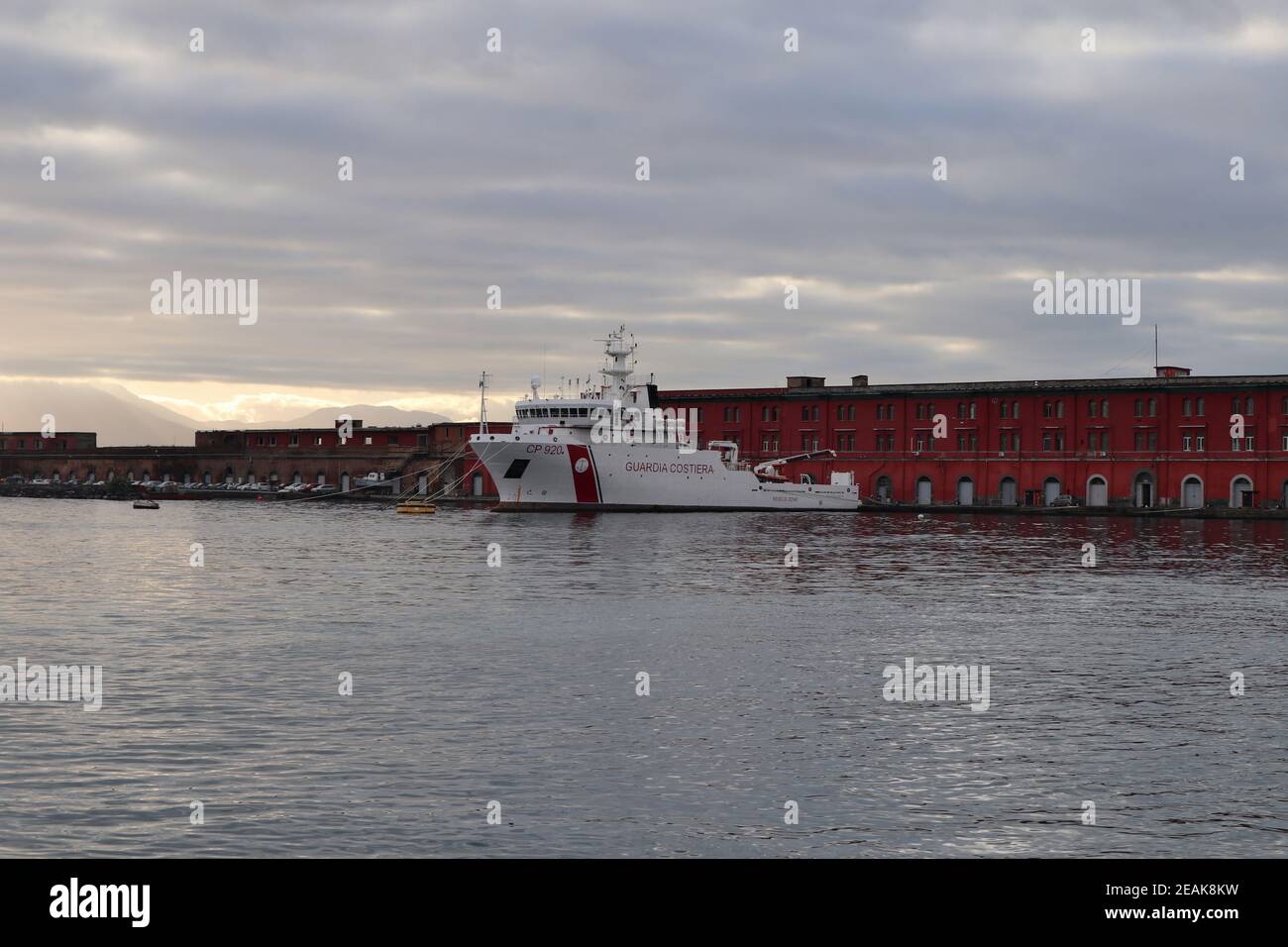 Napoli - Guardia Costiera dal Molo Beverello Stockfoto