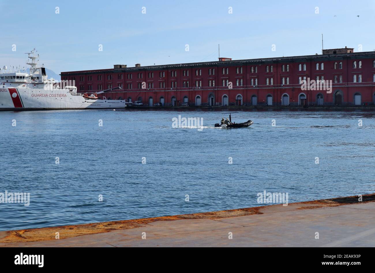 Napoli - Militari in gommone al Molo Beverello Stockfoto