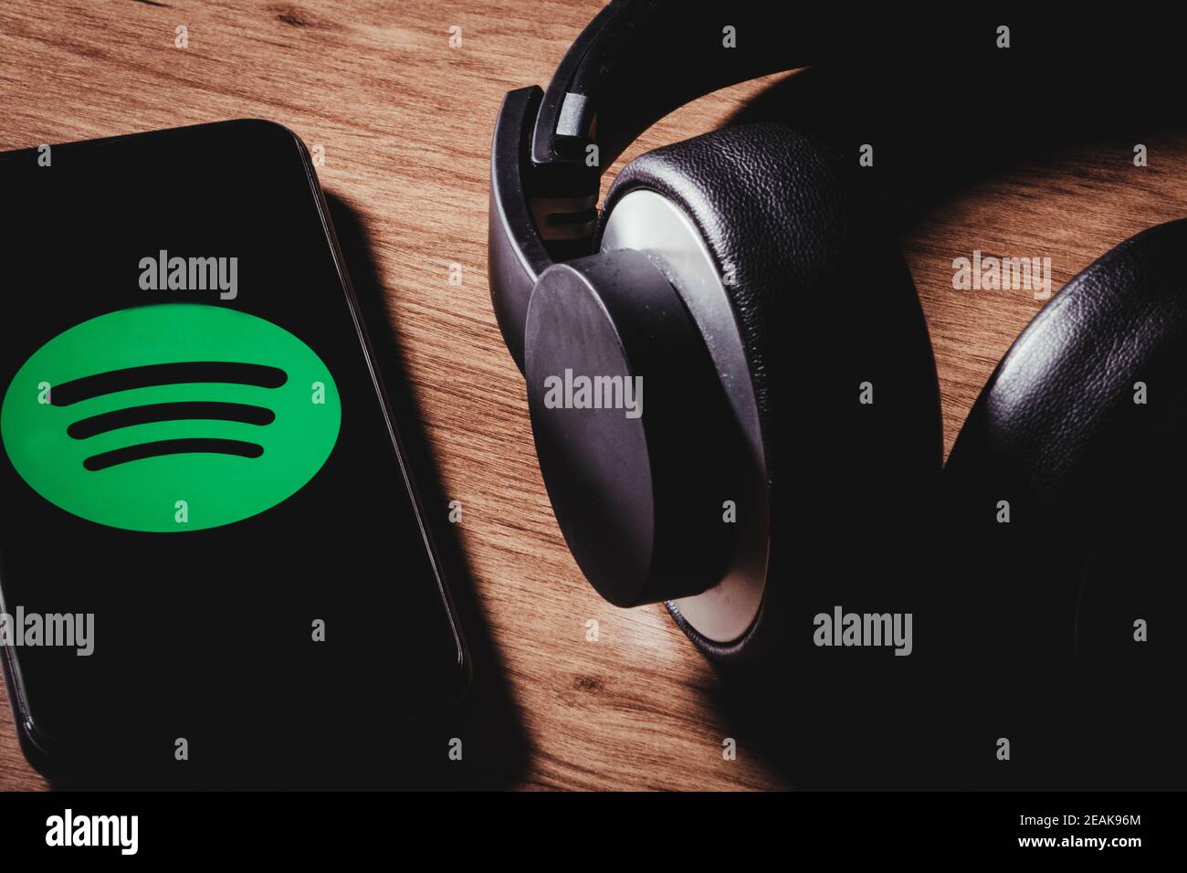 MAD, SPANIEN - 09. Feb 2021: MADRID, SPANIEN - 09. FEBRUAR 2021:Flat Lay von Kopfhörer und Smartphone mit Spotify App-Symbol auf dem Bildschirm, ist einer der beliebtesten Stockfoto