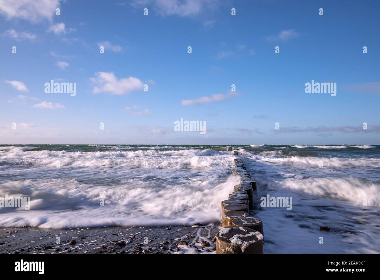 Buhnen am Ufer der Ostsee an einem stürmischen Tag Stockfoto