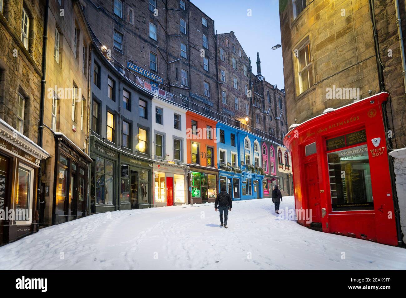 Edinburgh, Schottland, Großbritannien. Februar 2021, 10. Große Frost in Großbritannien mit schweren Nacht-und Morgenschnee in der Stadt weiter. Bild: Victoria Street am frühen Morgen. Iain Masterton/Alamy Live Nachrichten Stockfoto