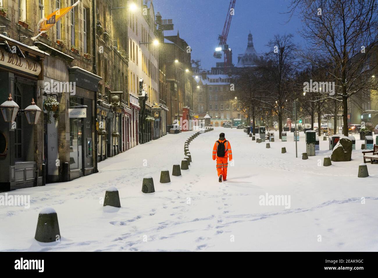 Edinburgh, Schottland, Großbritannien. Februar 2021, 10. Große Frost in Großbritannien mit schweren Nacht-und Morgenschnee in der Stadt weiter. Bild; am frühen Morgen in einem schneebedeckten Grassmarket. Iain Masterton/Alamy Live Nachrichten Stockfoto