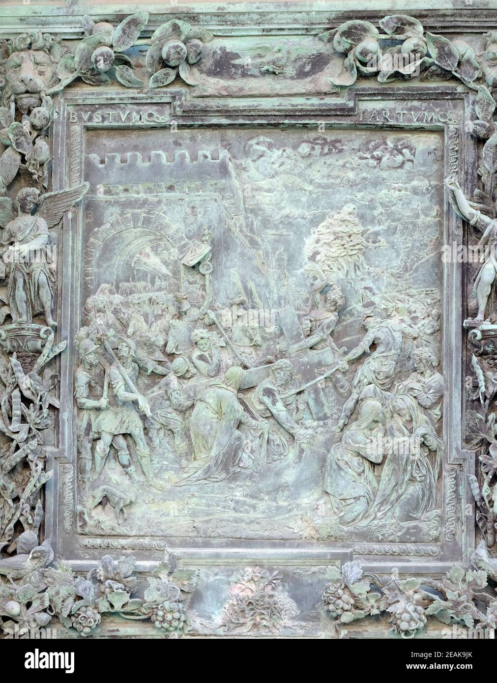 Der Aufstieg Jesu Christi auf den Kalvarienberg, Bildhauerei aus der Schule Giambolognas, in der rechten Portaltafel der Kathedrale St. Maria von der Himmelfahrt in Pisa, Italien Stockfoto