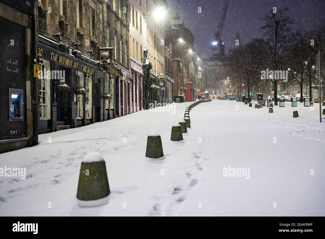 Edinburgh, Schottland, Großbritannien. Februar 2021, 10. Große Frost in Großbritannien mit schweren Nacht-und Morgenschnee in der Stadt weiter. PIC; leicht morgens in einem schneebedeckten Grassmarket. Iain Masterton/Alamy Live Nachrichten Stockfoto