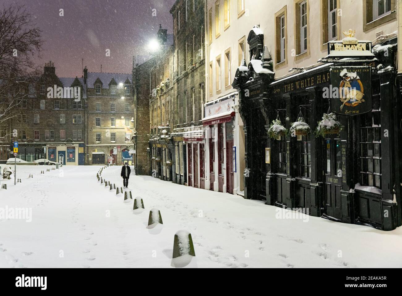 Edinburgh, Schottland, Großbritannien. Februar 2021, 10. Große Frost in Großbritannien mit schweren Nacht-und Morgenschnee in der Stadt weiter. PIC; leicht morgens in einem schneebedeckten Grassmarket. Iain Masterton/Alamy Live Nachrichten Stockfoto