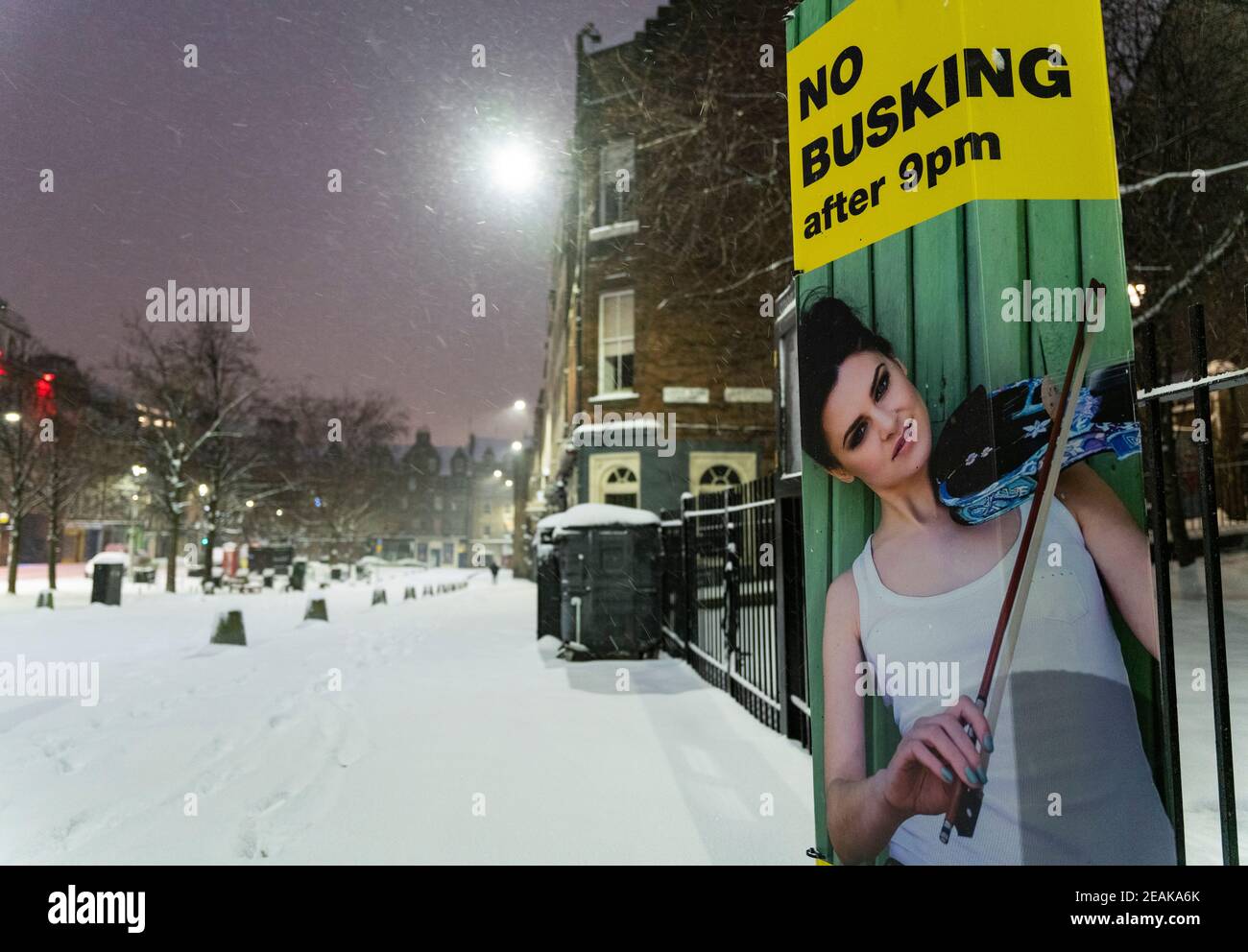 Edinburgh, Schottland, Großbritannien. Februar 2021, 10. Große Frost in Großbritannien mit schweren Nacht-und Morgenschnee in der Stadt weiter. PIC; kein Busking-Zeichen in einem schneebedeckten und verlassenen Grassmarket. Iain Masterton/Alamy Live Nachrichten Stockfoto