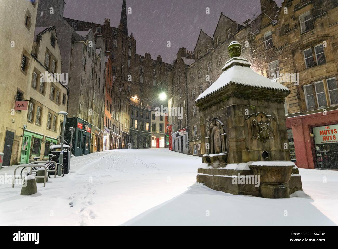 Edinburgh, Schottland, Großbritannien. Februar 2021, 10. Große Frost in Großbritannien mit schweren Nacht-und Morgenschnee in der Stadt weiter. Bild; Victoria Street am West Bow leer im frühen Morgenschnee. Iain Masterton/Alamy Live Nachrichten Stockfoto