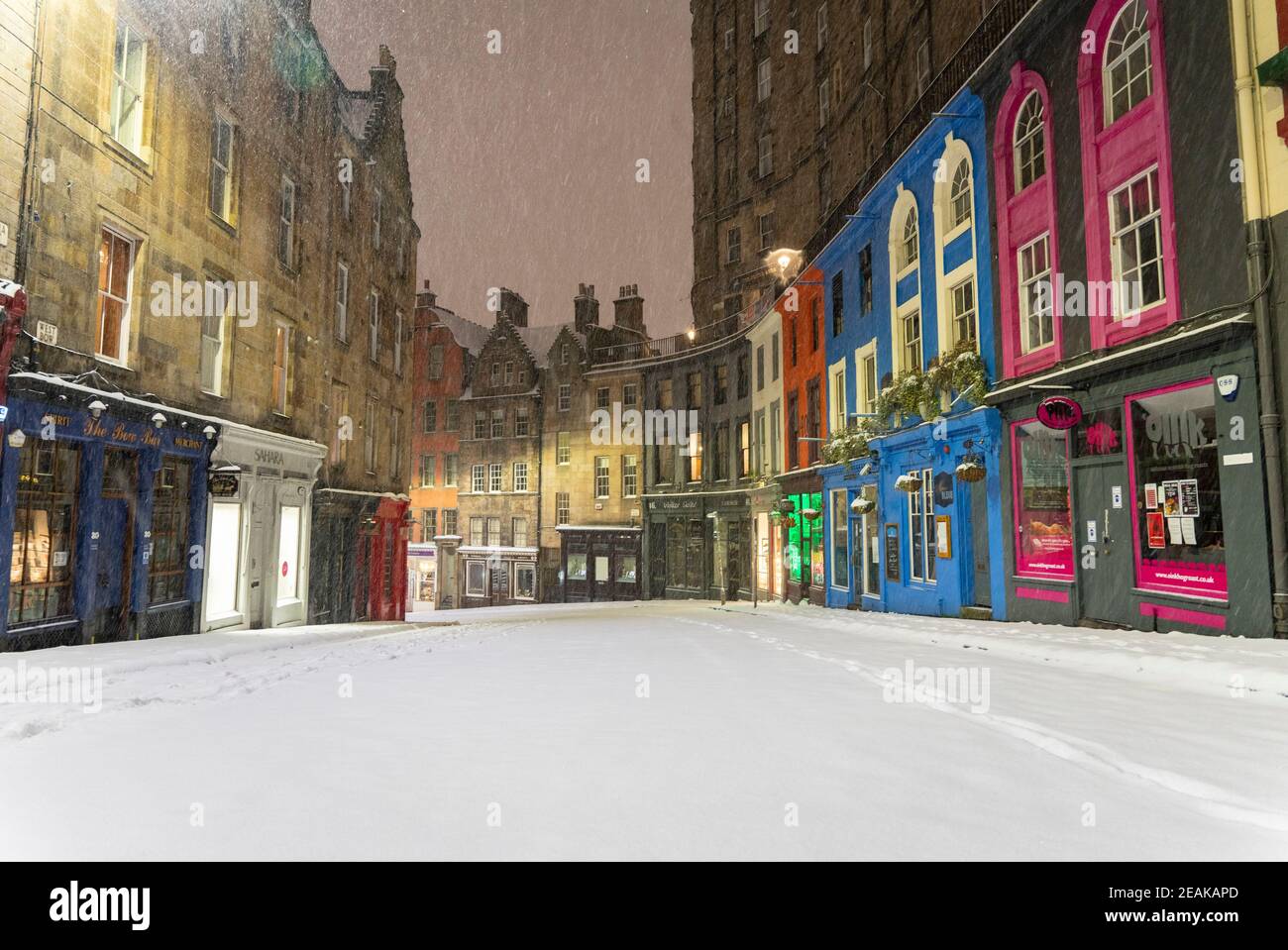 Edinburgh, Schottland, Großbritannien. Februar 2021, 10. Große Frost in Großbritannien mit schweren Nacht-und Morgenschnee in der Stadt weiter. Bild; Victoria Street leer im frühen Morgenschnee. Iain Masterton/Alamy Live Nachrichten Stockfoto